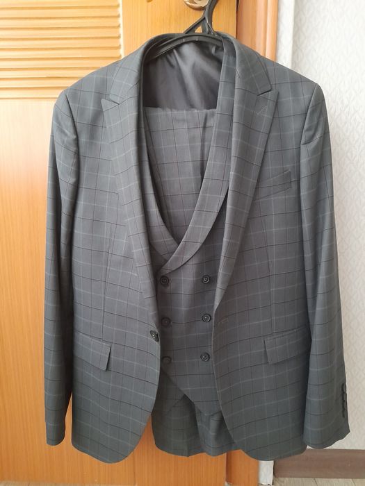 Костюм серый    .