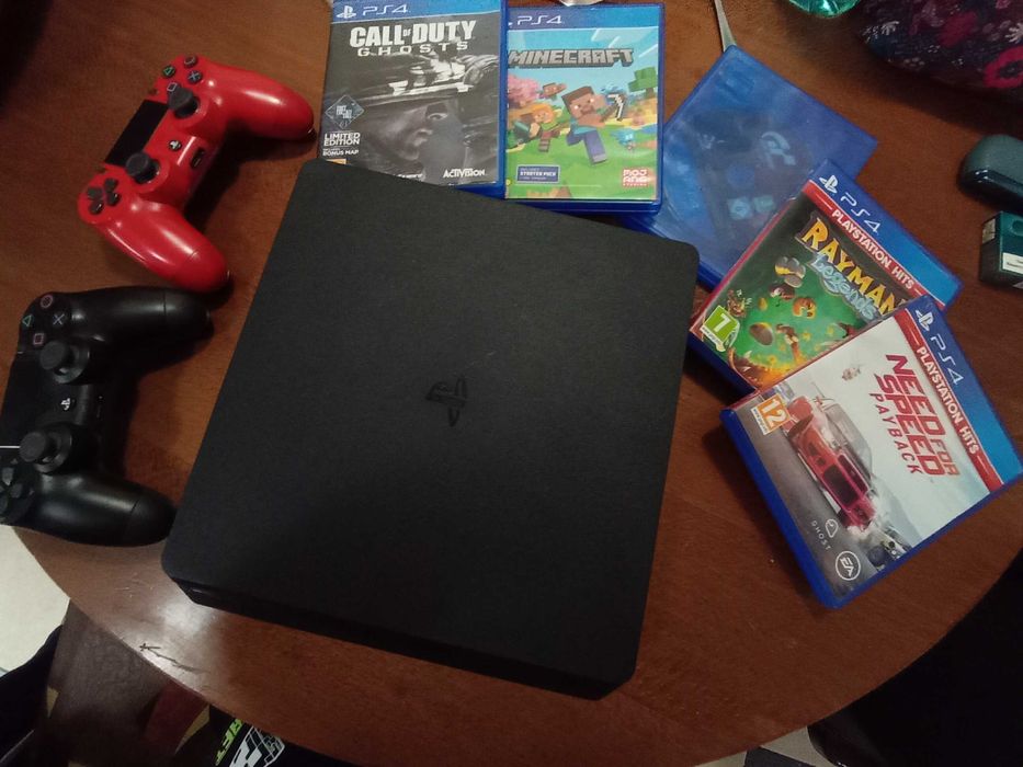 Плейстейшън 4 в добро състояние.С два джойстика.И игри безплатно.