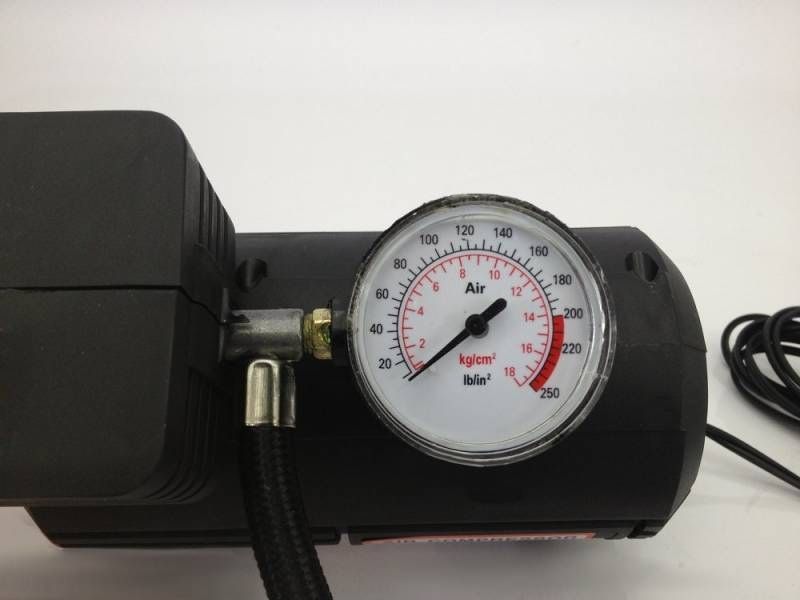 Комплесор помпа за гуми