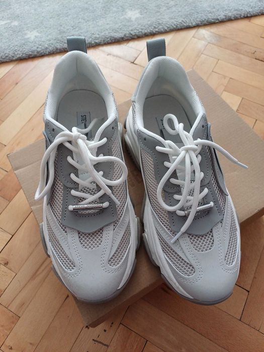 Сникърси на Steve Madden