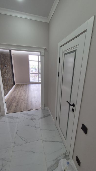 Поклейка обоев галтель