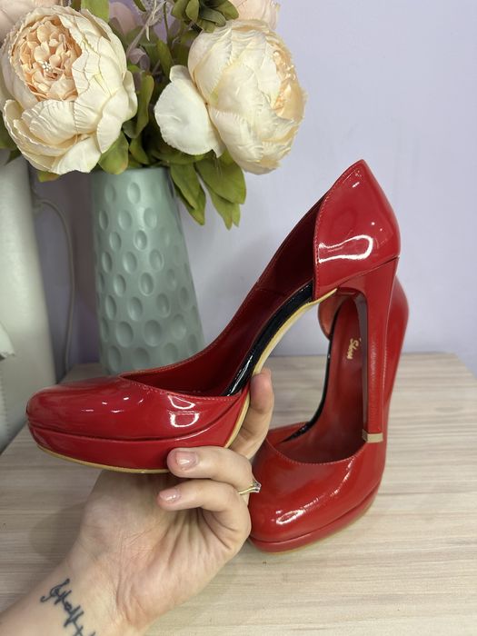 Обувки от естествен лак