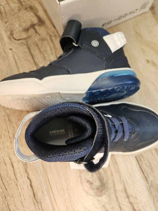 Светещи маратонки Geox НОВИ