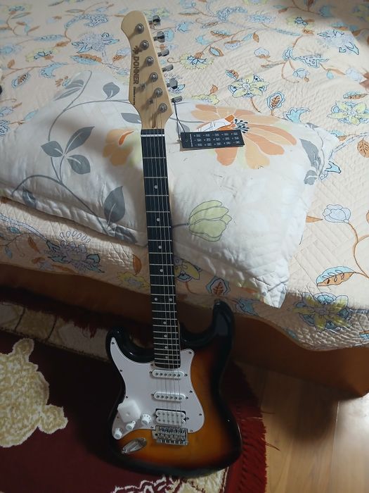 Vând chitara donner