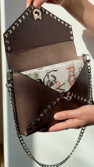 Geantă handmade din piele naturală cu nituri – clutch /crossbody, unic