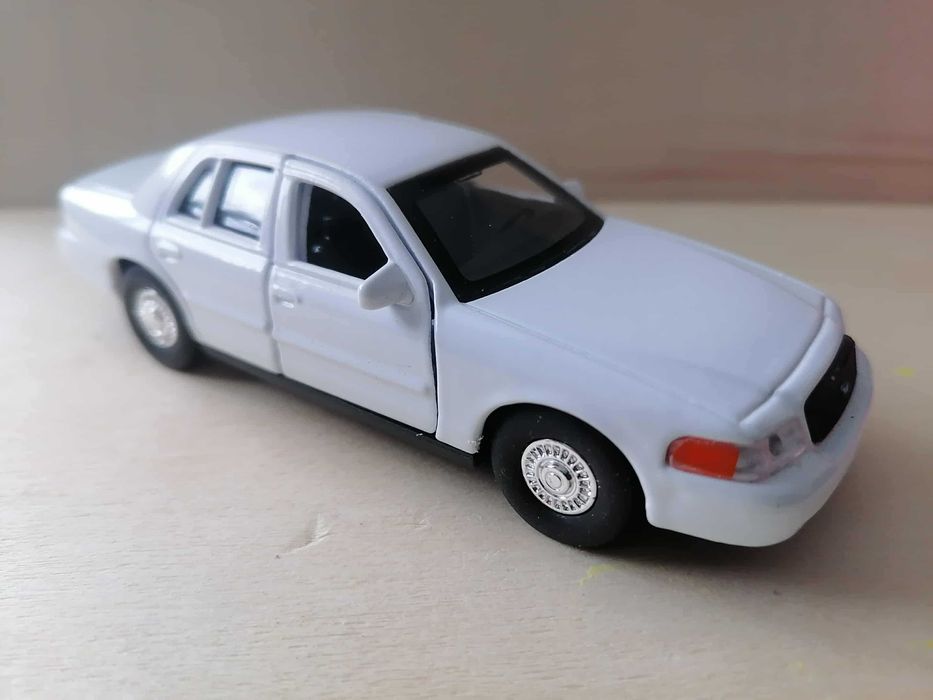Форд Краун Виктория '99г. в мащаб 1:34 .