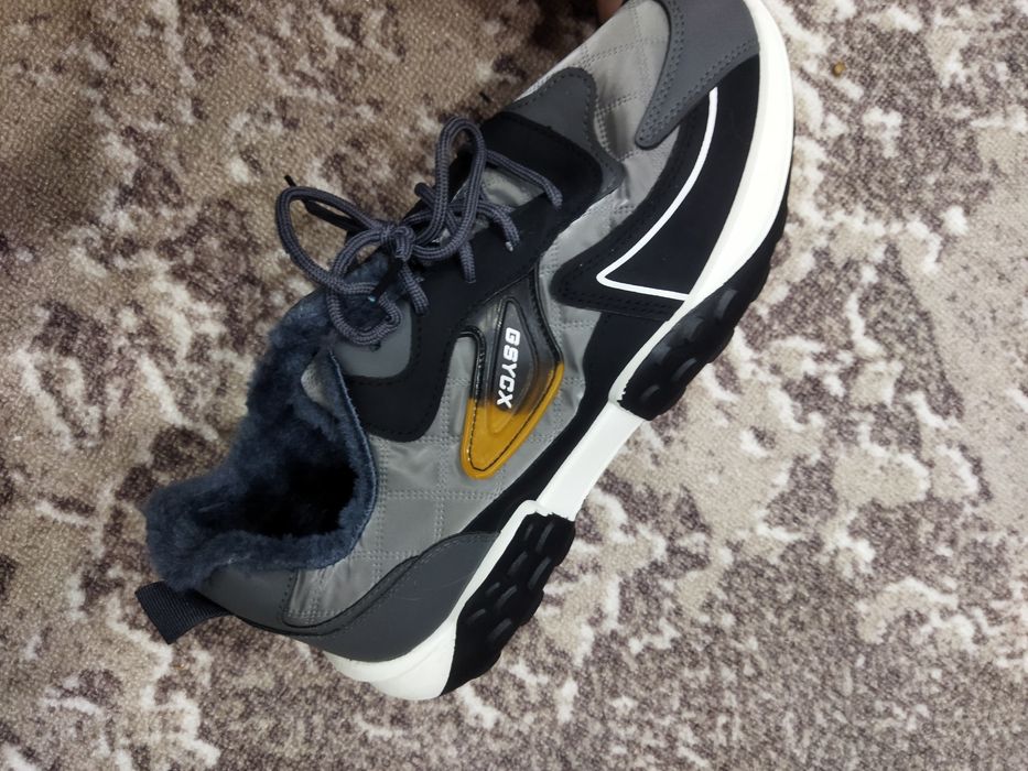 Кроссовки 42 размер.