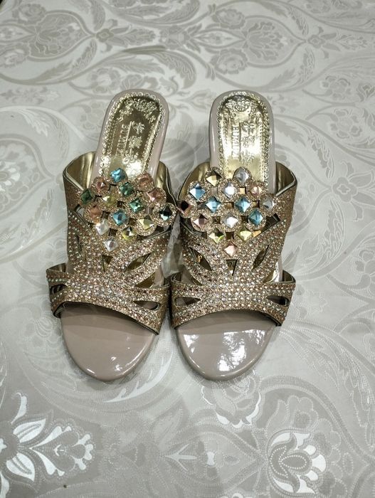 Женская  обувь с камешками