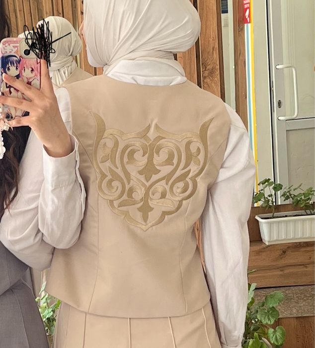 Жилет с орнаментом