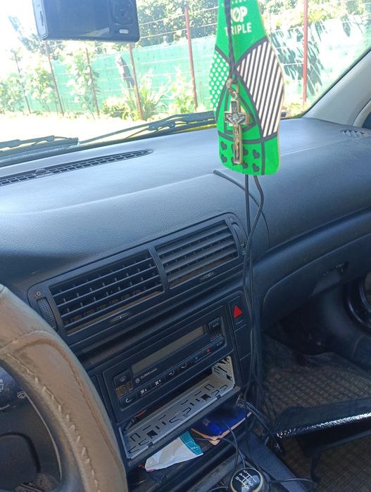 Продавам.        Кола