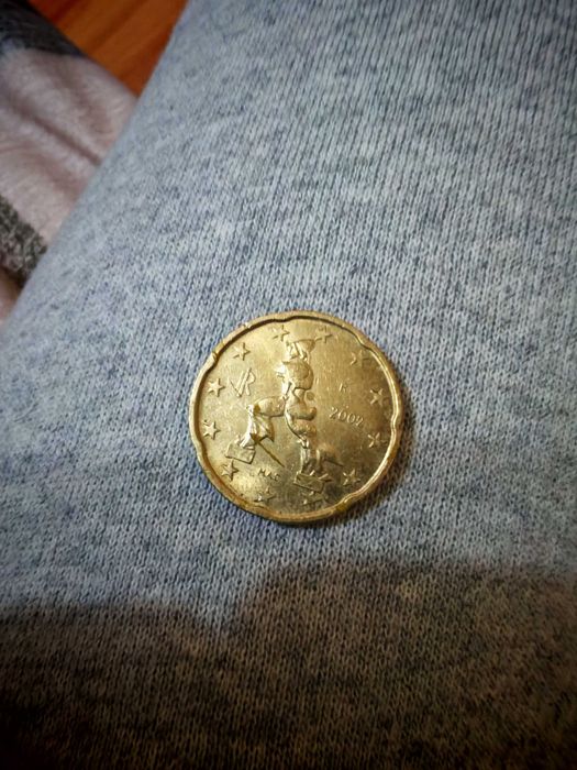 Vând moneda 20 eurocenți.