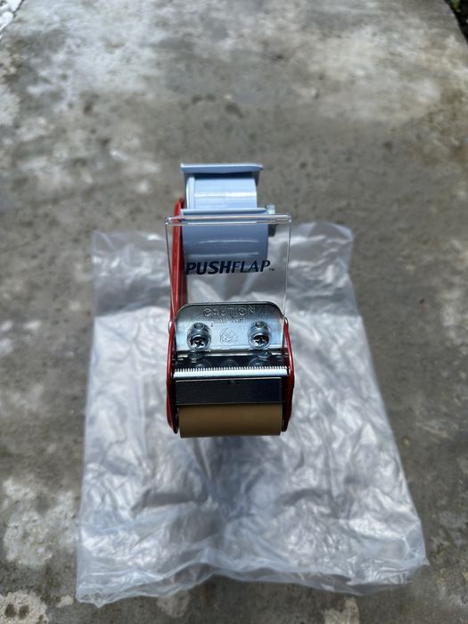 Dispenser pentru banda adeziva