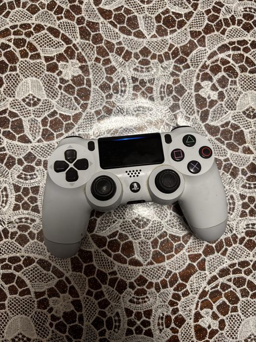 Ps4 1tb cu o maneta si multe jocuri cumparate digital