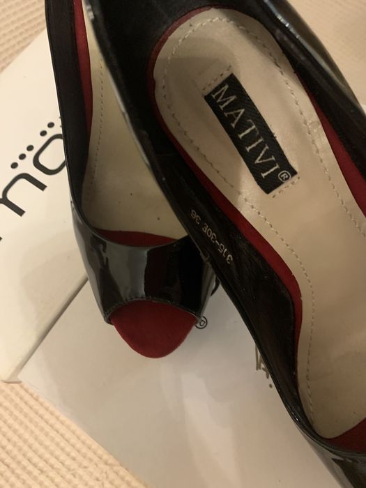Женские туфли- золотые, MOSCHINO (Италия), черные MATIVI