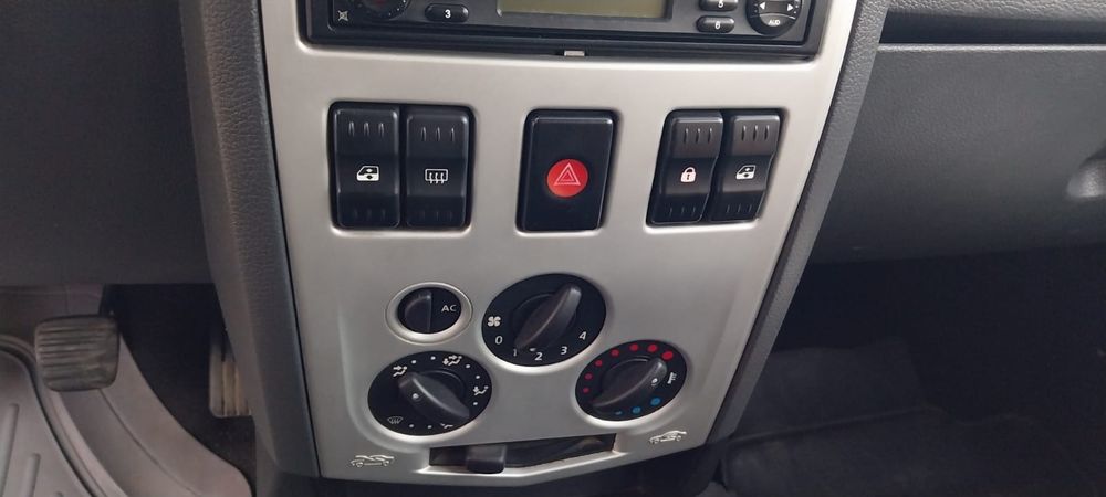 Vand dacia logan full 14 benzina an 2007 euro 4  unic propietar de nou