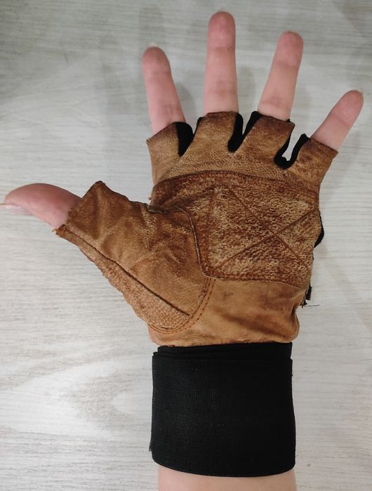Продаются перчатки без пальцев из натуральной кожи.Мягкие и лёгкие. L