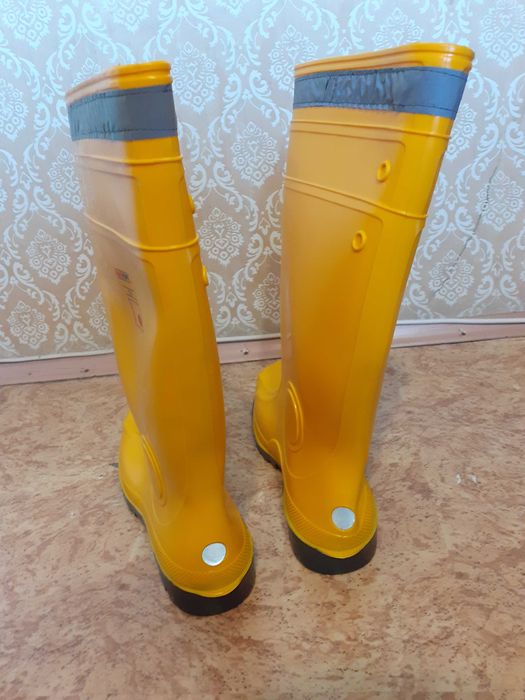 Продавам качествени мъжки ботуши с предпазна пластина отпред, нови