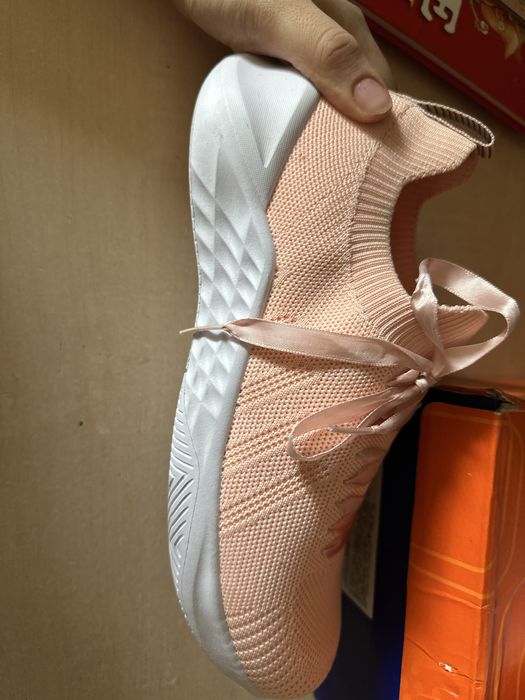 Продам кроссовки