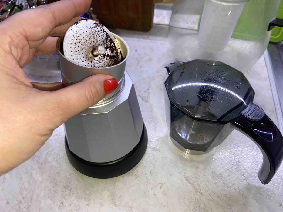 Кофеварка гейзерная DeLonghi EMKM6.B