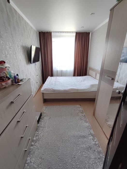 4 комн.. малогабаритную, 4 мкр, 26 дом , 5 этаж.