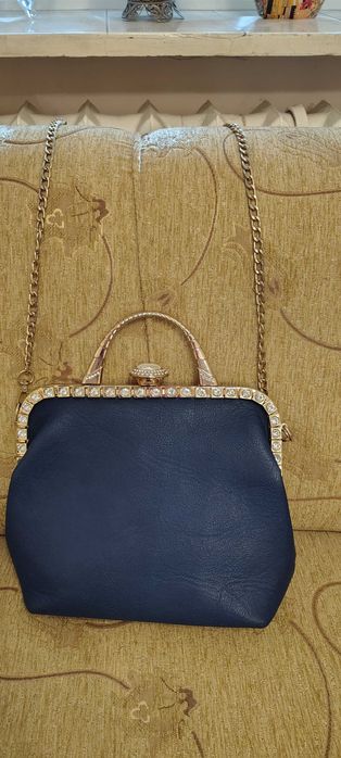 Вечерна чанта в тъмносин цвят с камъни и златен цвят верижка