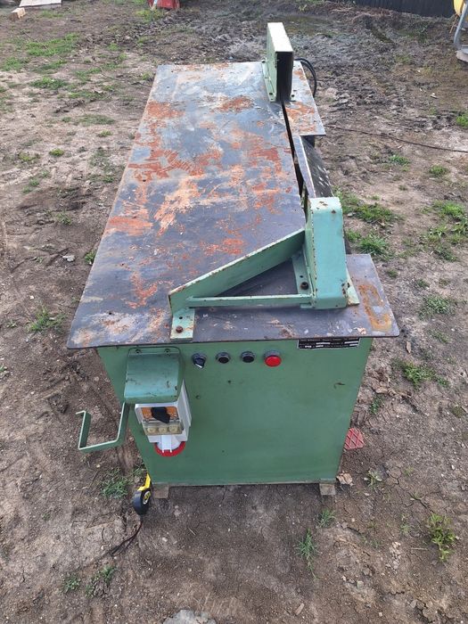 Fierastrau circular masina taiat retezat lemn cherestea