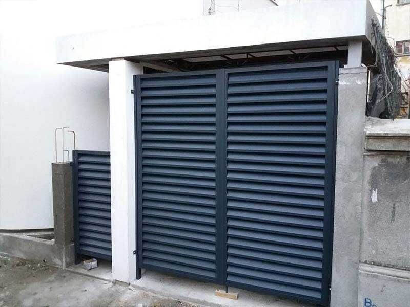 Garduri si porti din panouri stil jaluzele, tabla cutata, sipca metalica, plasa bordurata, fier forjat, BCA sau beton si alte modele la comanda