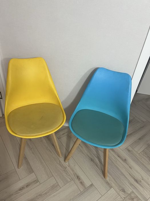 Продам 2 пластиковых стула