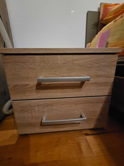 Vand 2 sifoniere, comoda, noptiere, pat cu saltea, lustra