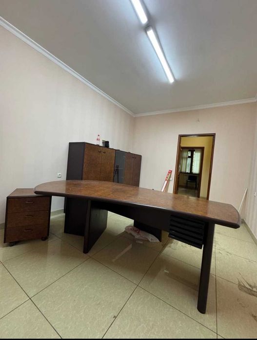 Продается  недорого итальянская офисная мебель .