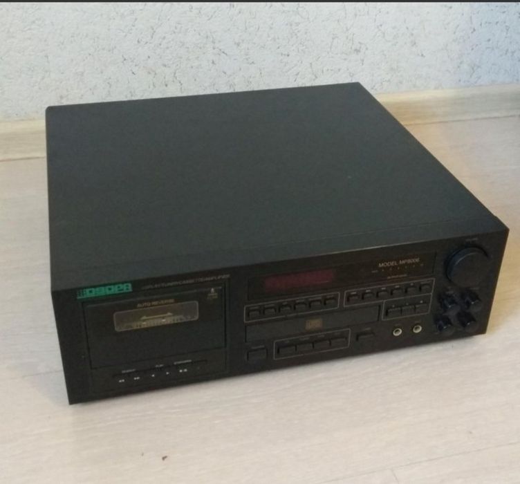 Усилитель звука проигрыватель СД кассеты и тюнер