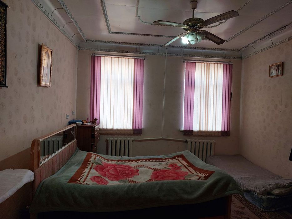 Дом на земле в городе