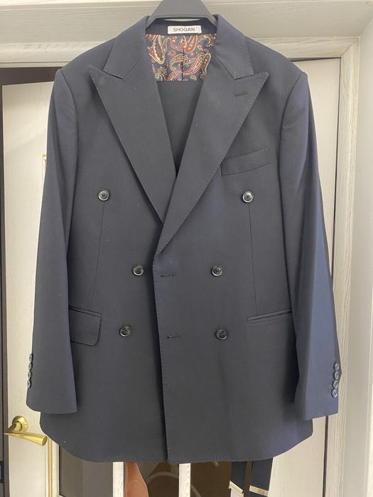 Двубортный костюм от SHOQAN
