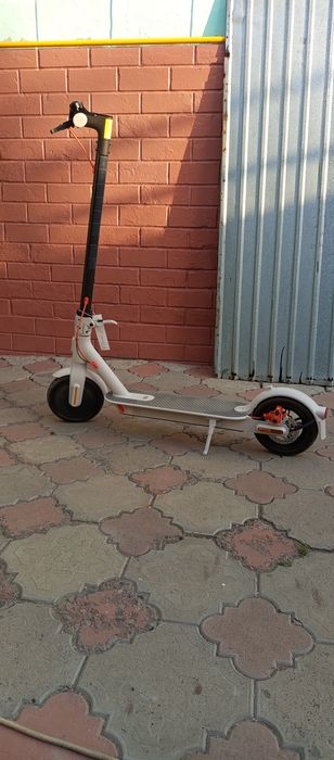 Продам электросамокат Xiaomi Mi Electric Scooter 3
