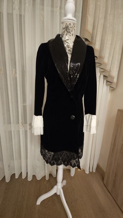 Rochie neagra de catifea, tip sarafan, cu dantela, mansete voal alb