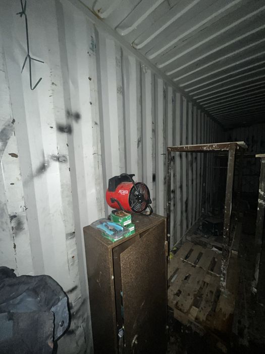 Продам контейнер и содержимое в нем