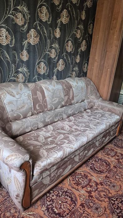 Продам диван в соеднем состоянии
