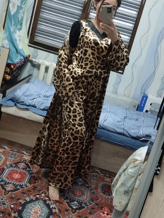 Troyka judayam chiroyli vidniy koʻrsatadi kiyganilada uzun