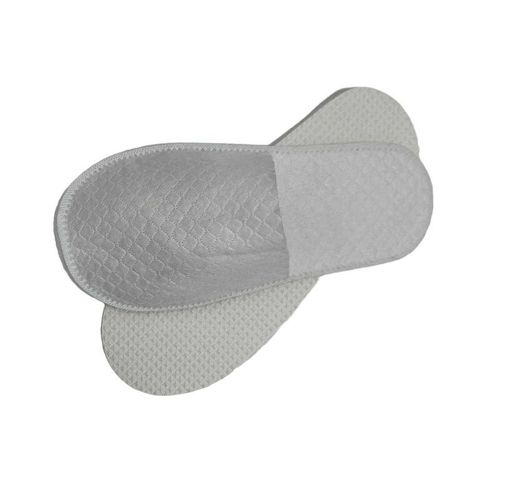 Белые гостиничные тапочки