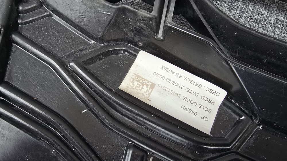 Оригинална Audi RS3 предна решетка 8Y