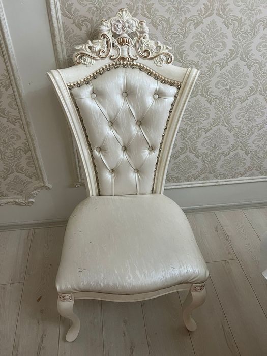 Продается гостиная мебель, стол со стульями б/у.