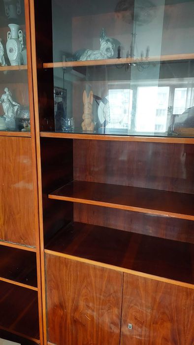 Donez bibliotecă de sufragerie formată din 3 corpuri detașabile, cu bar, rafturi pentru cărți și sertare.