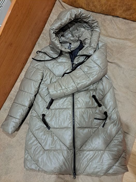 Зимно яке бежав цвят.