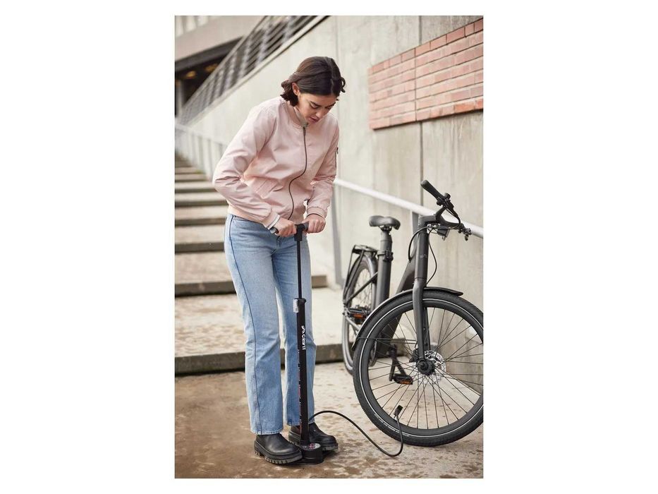 Ръчна помпа за гуми с манометър Crivit