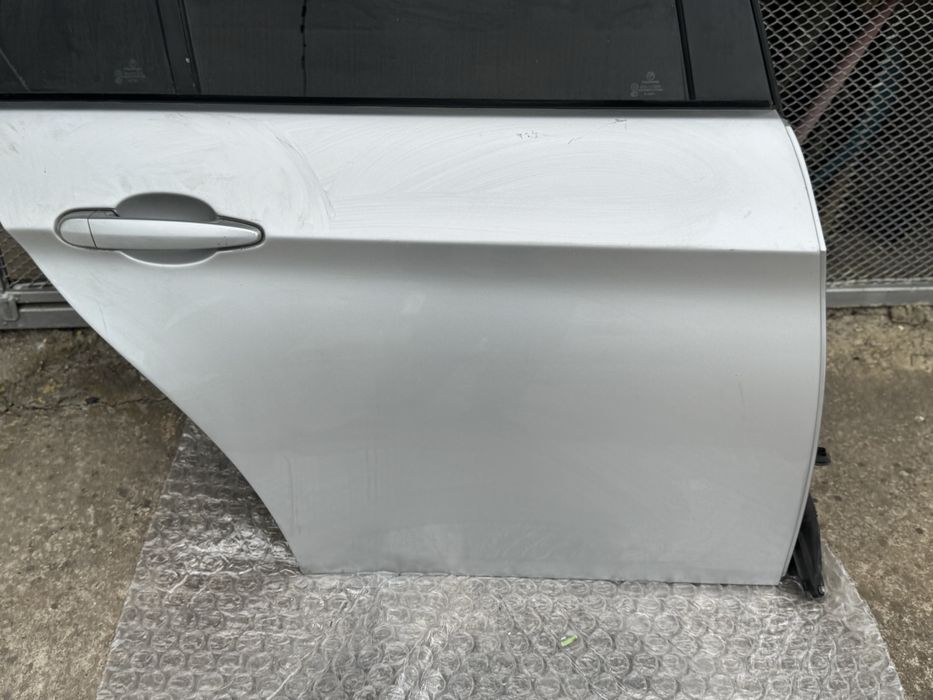 Продавам задна дясна врата в цвят код боя 354 (сребрист металик).