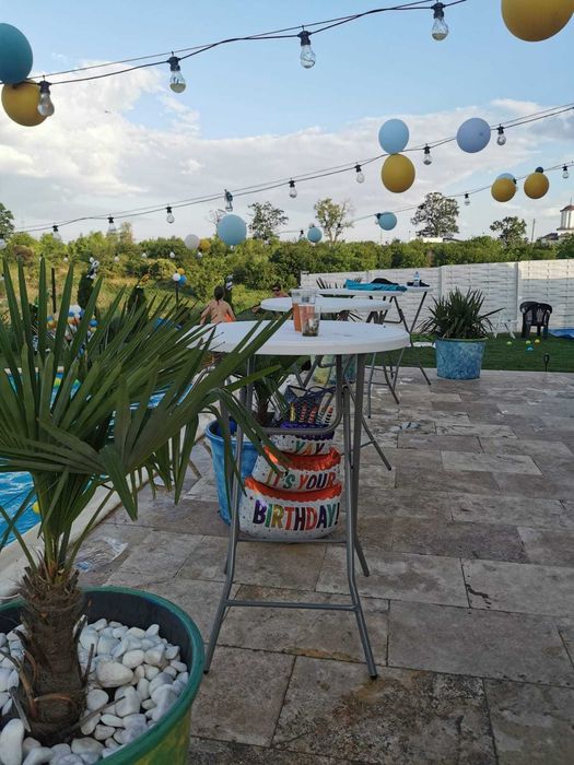 Masa inalta cocktail si fotolii puf, bar, de inchiriat la evenimente