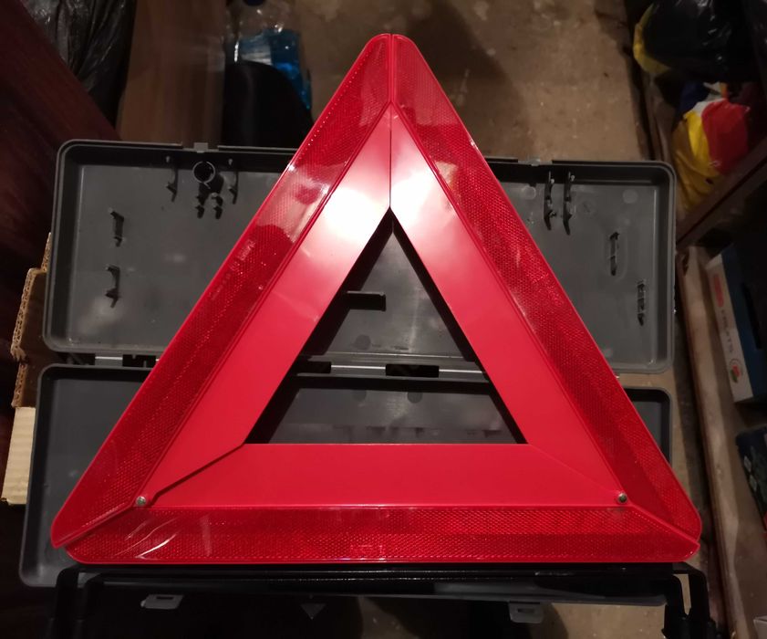 Продавам светлоотразителен триъгълник