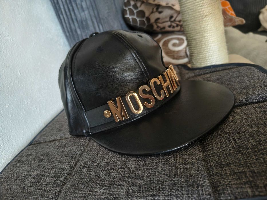 Șapcă cu litere metalice aurii-Moschino