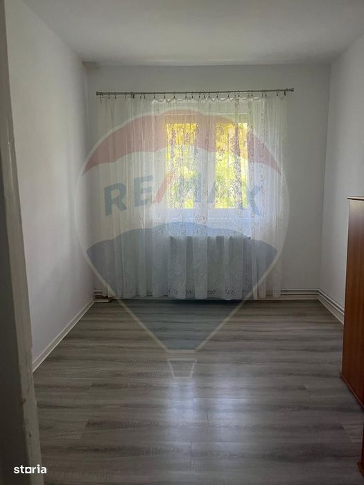 Apartament cu 3 camere de închiriat în zona Cetatii