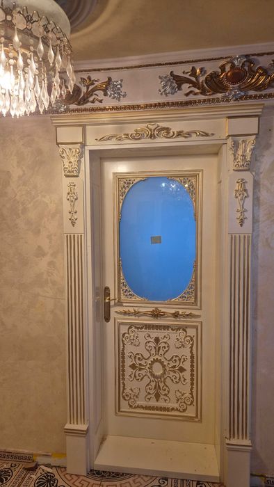 Usa lemn masiv sculptata